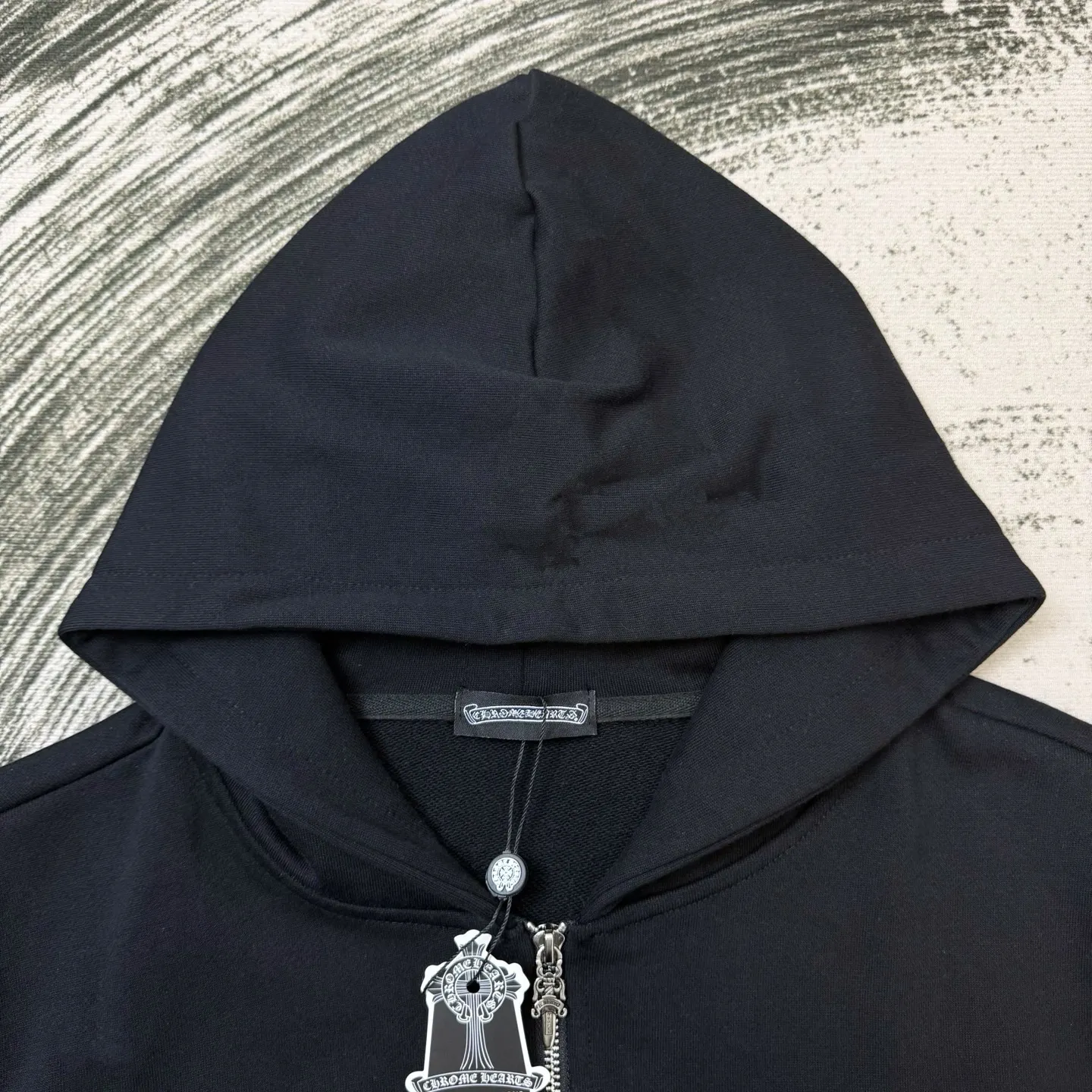 P310 Chrome Hearts Miami limited-edition horseshoe embroidered leather label hooded jacket, the same style at ChromeHearts counters. Made of 430g double-strand double yarn pure cotton terry fabric. The original custom hardware zippers are restored in place. The handle is very textured. Three-dimensional and atmospheric. Versatile and easy to wear in autumn. Simple and elegant. It adopts the os version. The upper body effect is great. Suitable for all body types. Soft and comfortable. CH Sanskrit embroidered letters on the front and large horseshoe Sanskrit leather label on the back. The small mark on the hem is the finishing touch. It is machine washable. It will not fade or deform. It has complete accessories. Original mold opening. Perfect restoration. ZP 2:1. Same style for men and women. Versatile and not picky. Size: s m l xl. Color: black